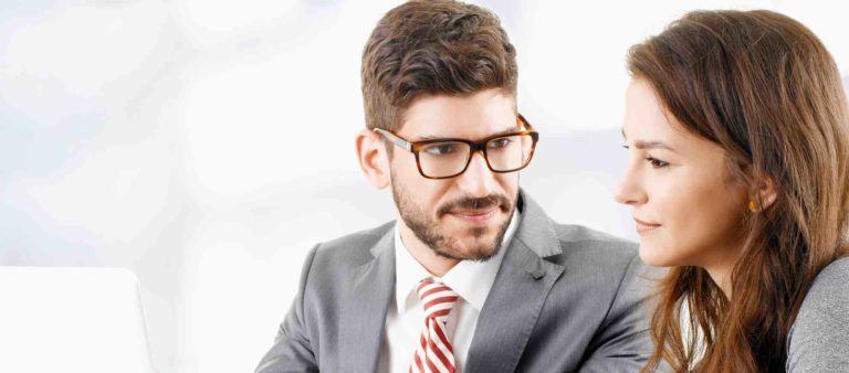 Anwalt für Mietrecht hat Klientengespräch