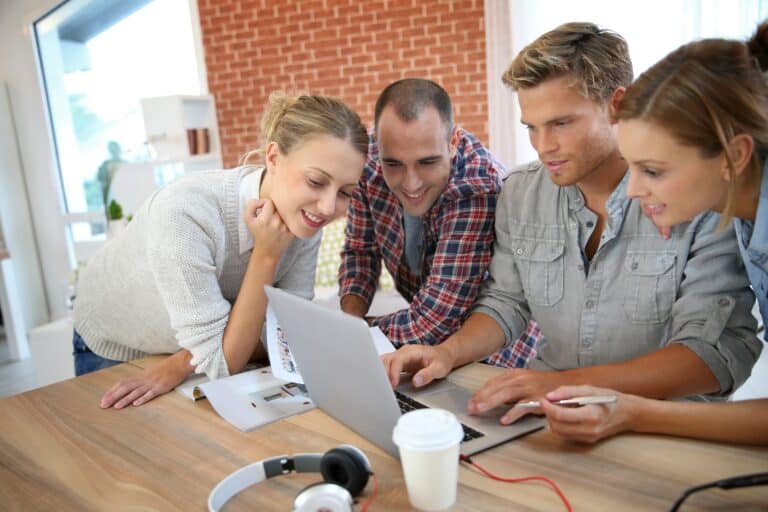 Wohngemeinschaft liest den Mietvertrag